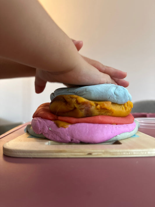Kind speelt met natuurlijke klei